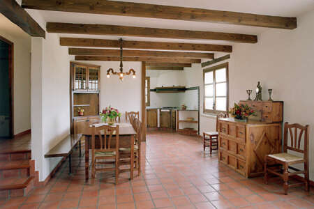 Peus Curts wide dining room with the kitchen beyond